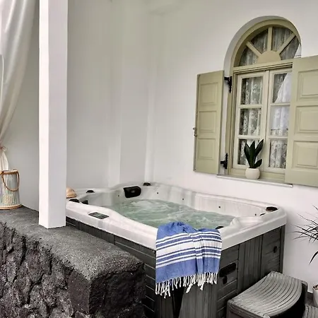 Luxury Vacation Irene With Private Juccuzi Fira (Santorini)